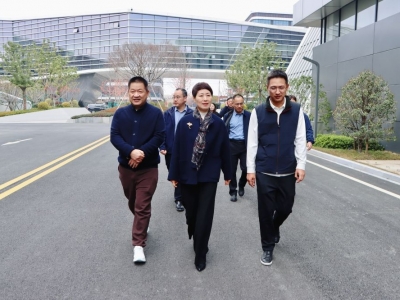 海寧市政協(xié)主席楊琳琳一行蒞臨芯能科技參觀交流